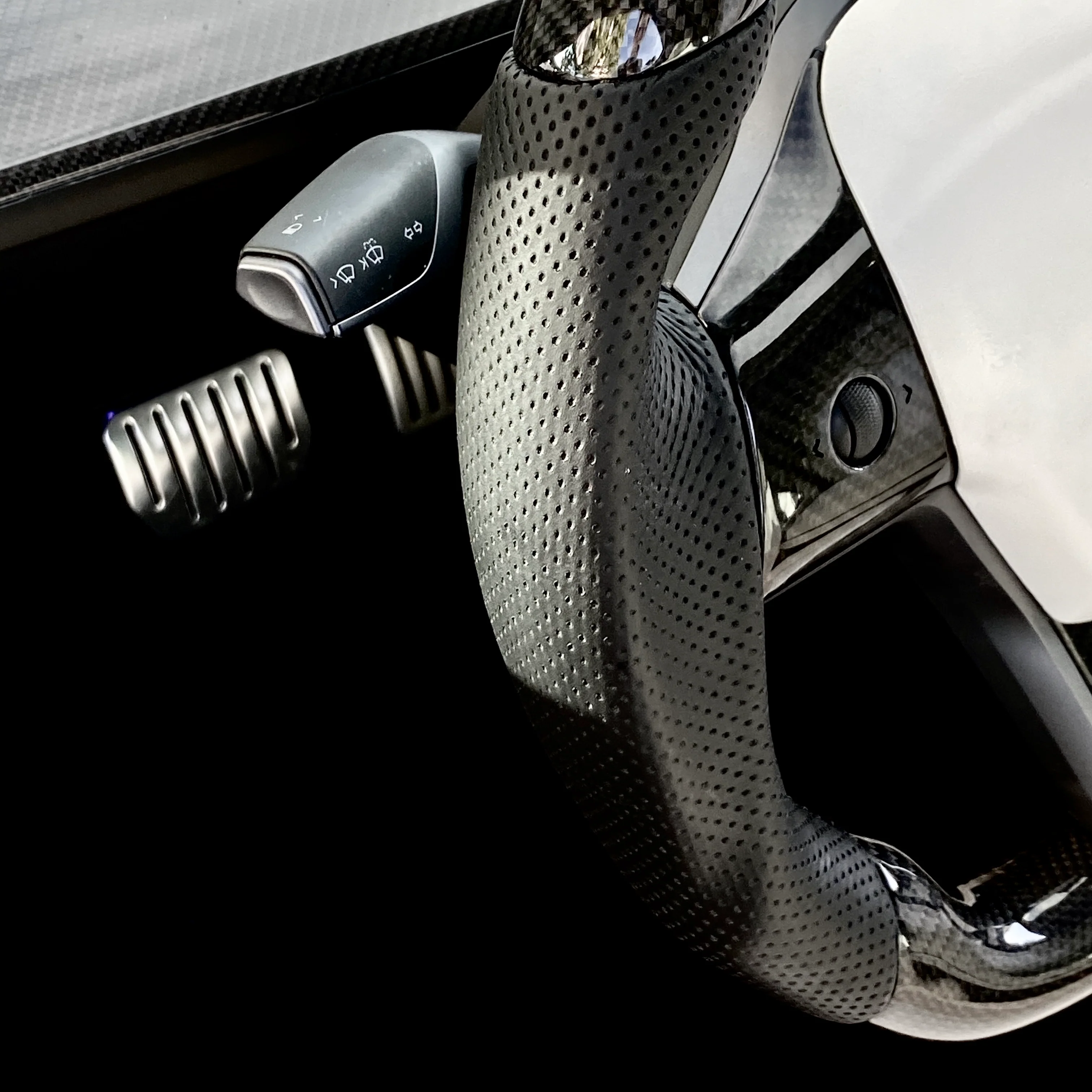 Model 3 & Y - Sport Grip Steering Wheel - Real Molded Carbon Fiber - Image 13