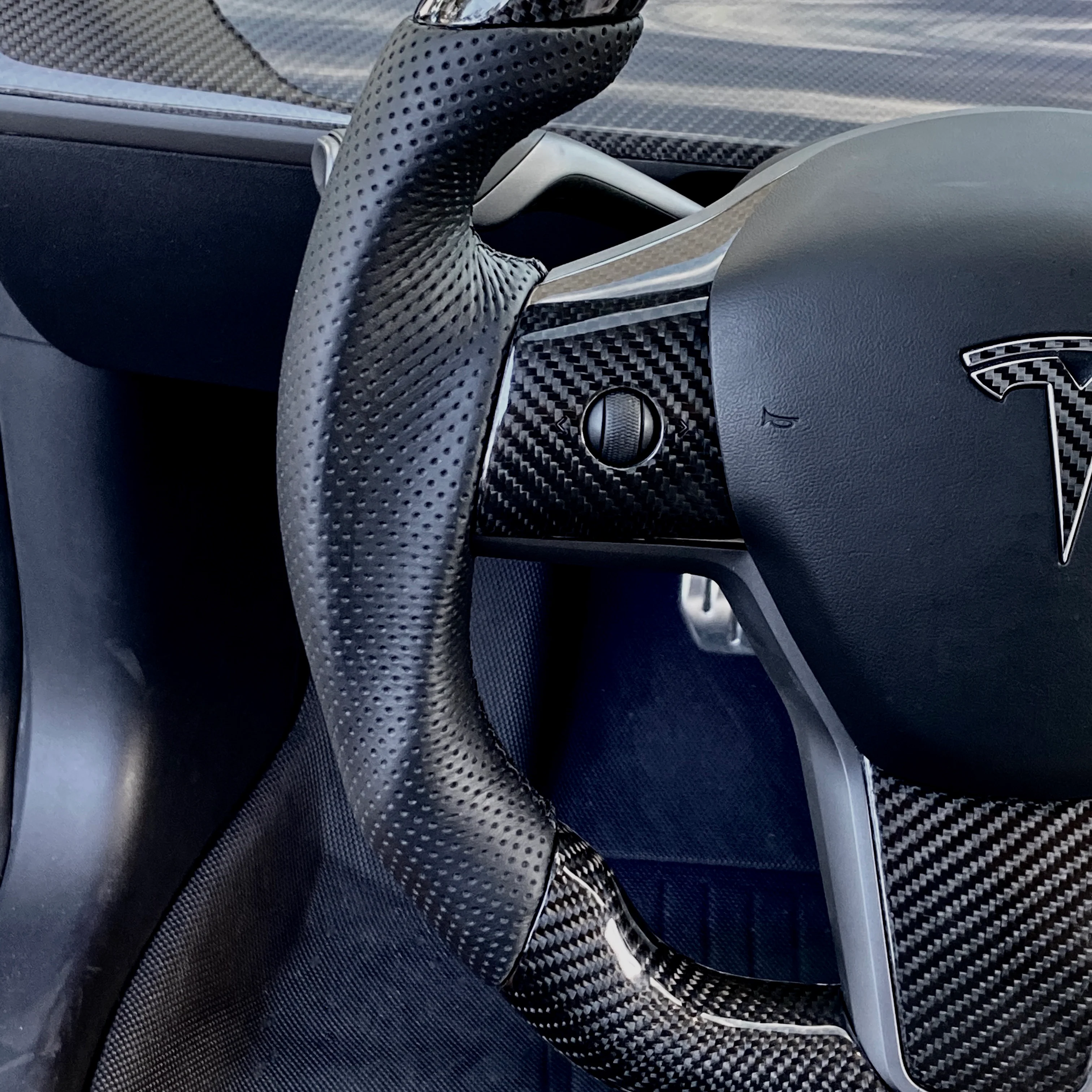 Model 3 & Y - Sport Grip Steering Wheel - Real Molded Carbon Fiber - Image 8